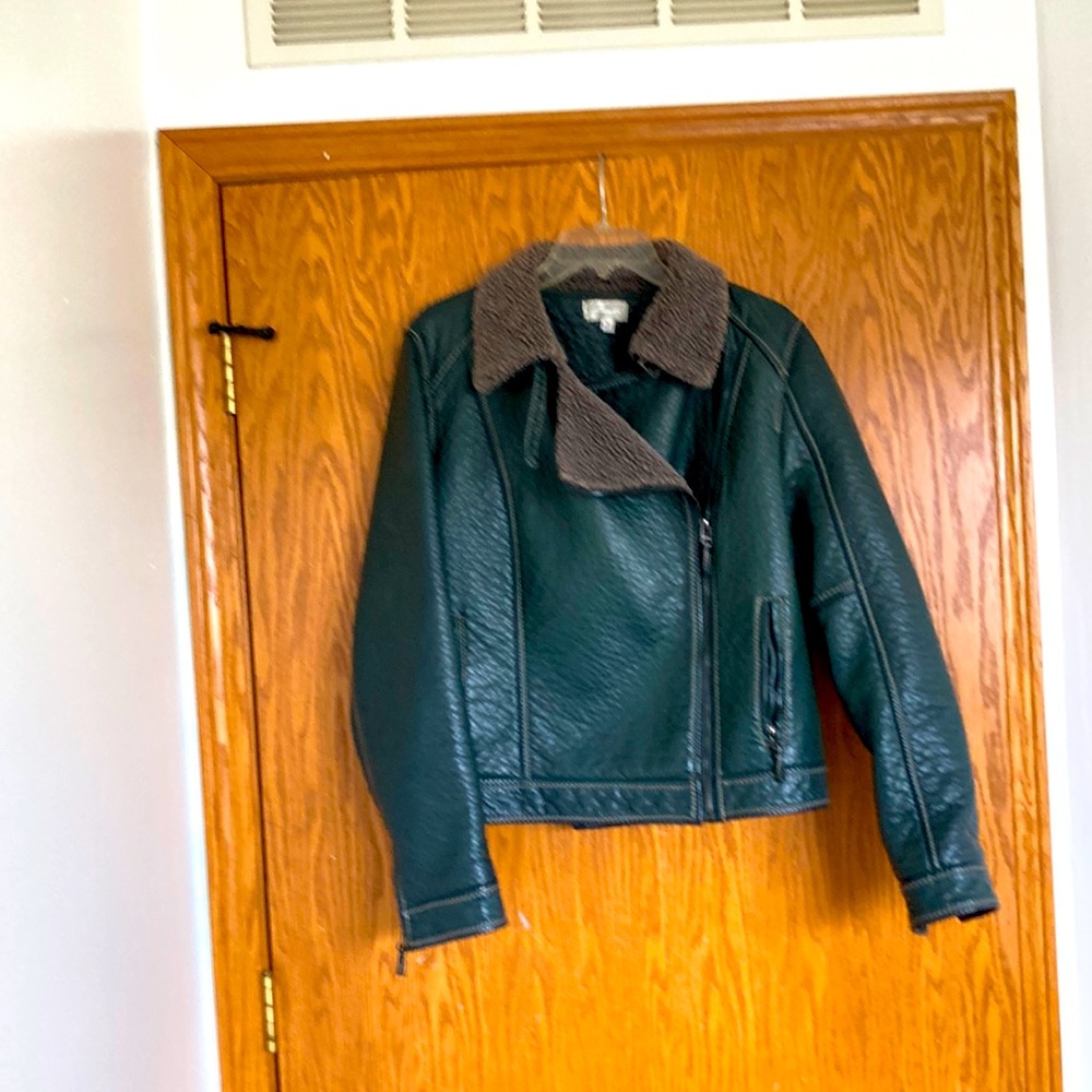 Vegan leather short heavyweight jacket. Evergreen 🌲 color and nice and warm